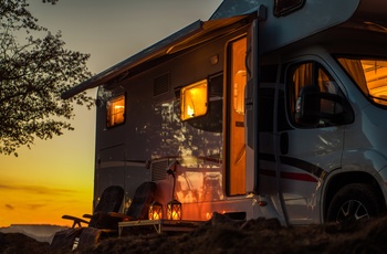 Autocamper i Europa - aftenhygge i naturen