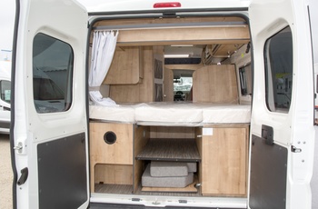 Autocamper i Europa - smart indretning med tværgående seng