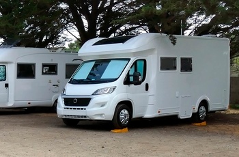 Autocamper i Europa - niveaukiler benyttes når autocamperen skal holde lige