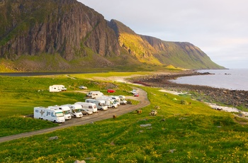 Lej en autocamper i Norge og oplev Lofoten. Overnatningen kan foregå de smukkeste steder