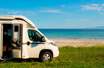 Lej en autocamper i Norge og oplev Lofoten. Hold ind ved de smukke strande