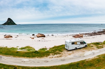 Lej en autocamper i Norge og oplev Lofoten. Parkér ved de smukke hvide strande