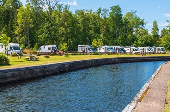 Autocamper i Sverige - overnatning på campingplads helt ned til kanalen