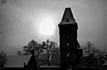 Burg Frankenstein - med månen som baggrund sort hvid