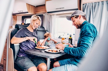 Delintegreret autocamper i Europa - spiseplads i opholdsrummet