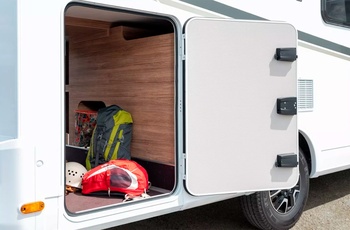 Delintegreret autocamper i Europa - plads til alt i "garagen" under bagerste seng