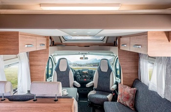 Delintegreret autocamper i Europa - hæve/sænkeseng i loftet