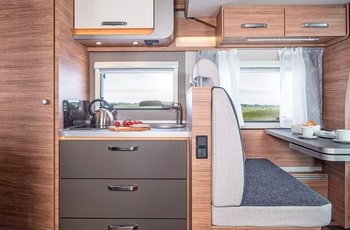 Delintegreret autocamper i Europa - køkkengruppe i kort model samt opholdsrum