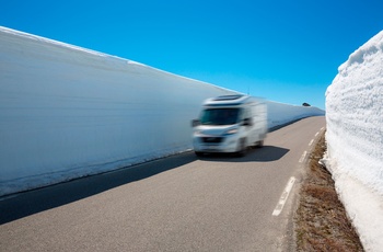 Delintegreret autocamper i Europa - Norge i forsommeren - stadig masser af sne
