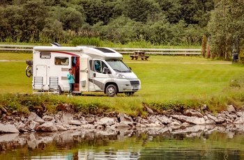 Delintegreret autocamper i Europa - parkering ved sø