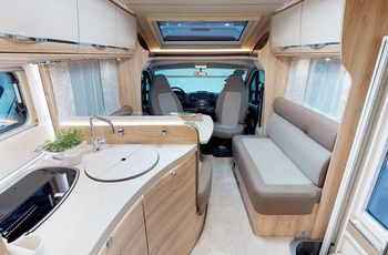 Delintegreret autocamper i Europa - spiseplads i opholdsrummet samt køkken i lang model
