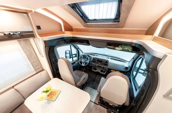 Delintegreret autocamper i Europa - spiseplads i opholdsrummet