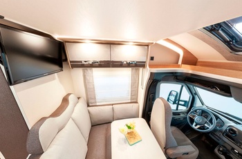 Delintegreret autocamper i Europa - spiseplads i opholdsrummet
