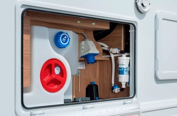 Delintegreret autocamper i Europa - serviceklap med adgang til vandtank og tilslutning af strøm