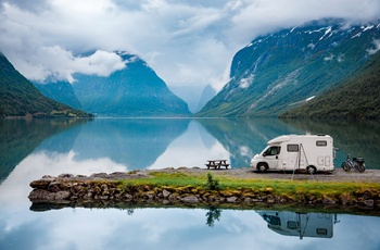 Autocamper i smukt landskab