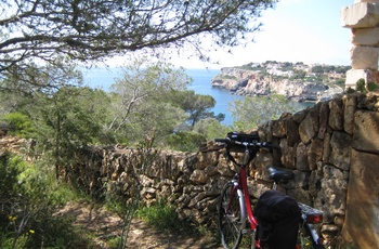Cykeltur med udsigt til en bugt på Mallorrca, Spanien
