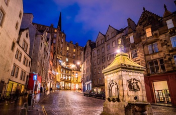 Edinburgh, Skotland - belyst gade