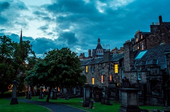 Edinburgh, Skotland - kirkegård i tudsmørket