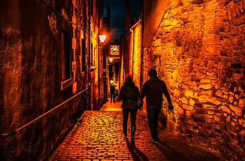 Edinburgh, Skotland - par i oplyst gade