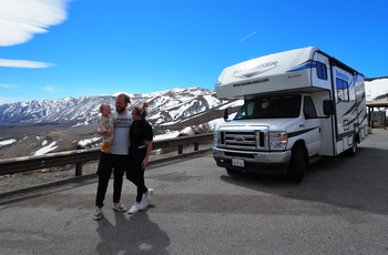 familie foran autocamper i bjerge, usa vestkyst, nicolaj og stephanie