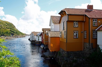 Lokale huse i Flekkefjord ligger helt ned til vandet - Norge