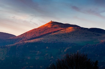 Alsace - solopgang set fra dalen i retning af bjergtoppen Grand ballon i Vogeserne