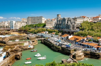 Udsigt til havnen og katedralen i Biarritz, Frankrig