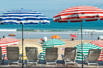 farverige parasoller på stranden i Biarritz, Frankrig