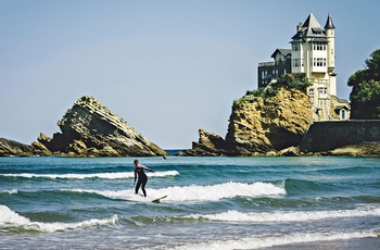 Surfer ved den smukke kyst i Biarritz, Frankrig