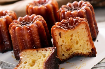 Delikate Caneles de Bordeaux er en specialitet i regionen, Frankrig