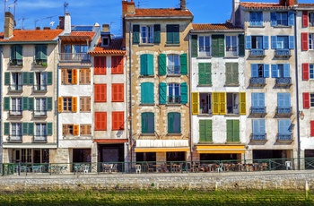 smukke bygninger langs floden i Byonne, Frankrig