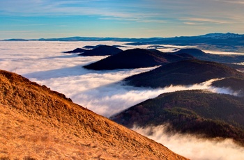 Chaine des Puys i Frankrig - vulkansk bjergkæde i Auvergne - over skyerne