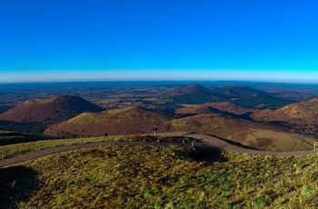 Chaine des Puys i Frankrig - vulkansk bjergkæde i Auvergne - Flot dag med udsigt