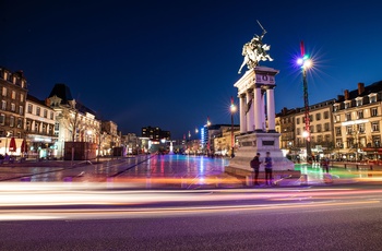 Clermont-Ferrand i Auvergne - Place de Jaude ved aftentid