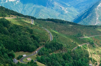 Col d'Aspin i de franske Pyrenæer - udsigt til vejen