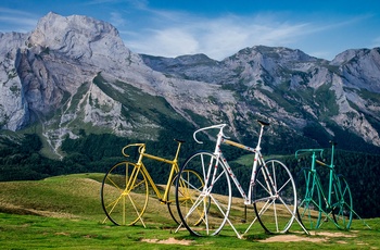 Cykelmonument på toppen af Col d'Aubisque i de franske Pyrenæer