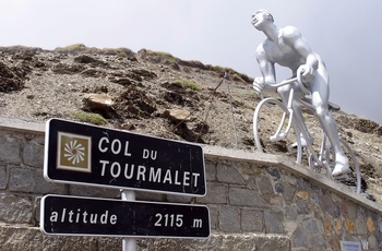 Col du Tourmalet i de franske Pyrenæer - monumentet på toppen i 2.115 meters højde