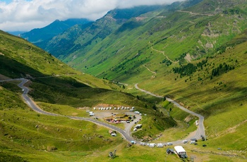 Col du Tourmalet i de franske Pyrenæer - fans venter på cykelløb!