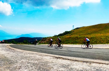 Grand Colombier bjerget i Frankrig - cykelmotionister på toppen