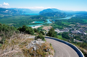Grand Colombier bjerget i Frankrig - vejen og udsigt mod syd