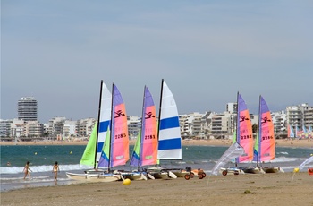 Katamaraner på stranden i La Baule i Bretagne, Frankrig