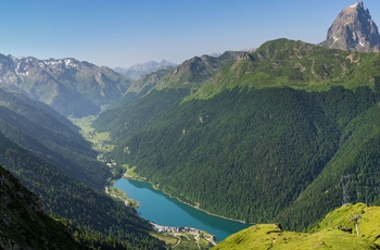 Laruns og de omkringliggende bjerge i de franske Pyrenæer - Midi d'Ossau