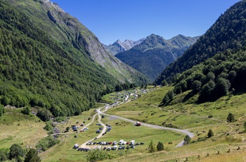 Laruns og de omkringliggende bjerge i de franske Pyrenæer - meget populært vandreområde