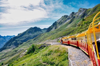 Laruns og de omkringliggende bjerge i de franske Pyrenæer - turisttoget