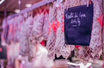 Rosette de lyon, en specialitet i det populære madmarked Paul Bocuse les Halles i Lyon, Frankrig