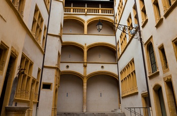 Traboule, hemmelig passage, i Lyon, Frankrig