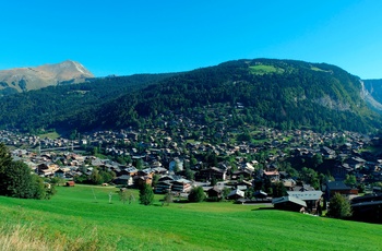 Morzine i de franske alper - udsigt over byen om sommeren