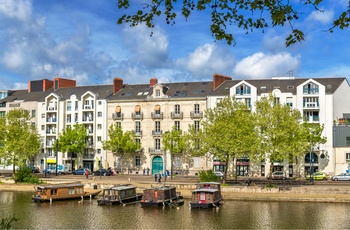 Hyggeligt miljø ved Erdrefloden i Nantes, Frankrig 