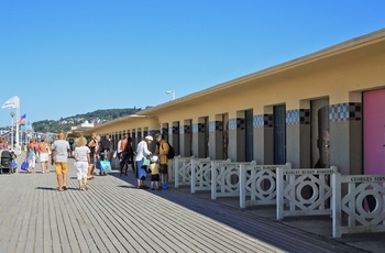 Strandpromenaden i badebyen Deauville, Normandiet Frankrig