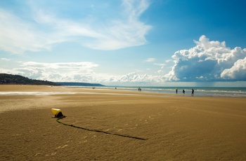 Smukt oplyst strand i badebyen Deauville, Normandiet Frankrig